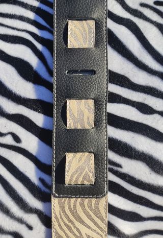 Correa cebra plateada beige, guitarra bajo