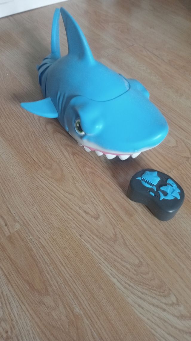 Juguete Megalodón teledirigido