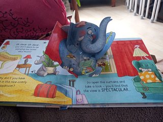Peculiar Pop-up: There’s a Hippo in my Toilet! 动物3