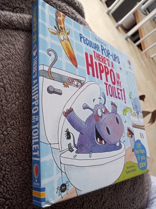 Peculiar Pop-up: There’s a Hippo in my Toilet! 动物3