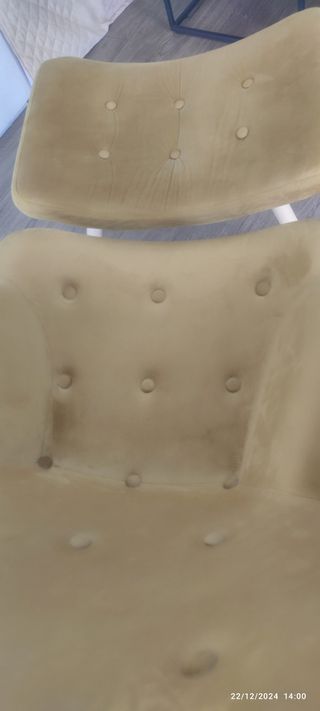 Sillón de lectura reposapiés