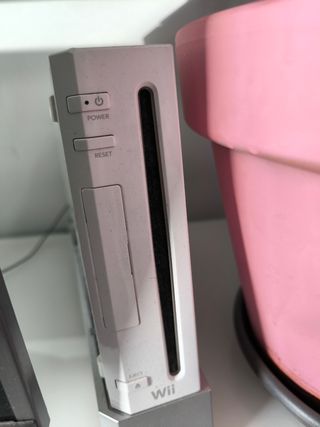 Wii + 3 mandos + 1 Nunchuk + 6 juegos