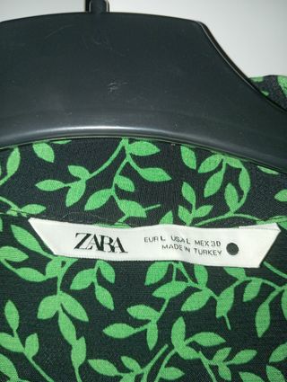 Vestido verde, marca "Zara"