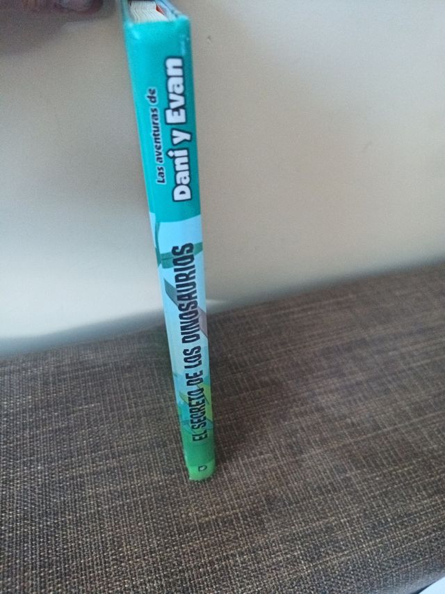 Las aventuras de Dani y Evan. El secreto de los dinosaurios