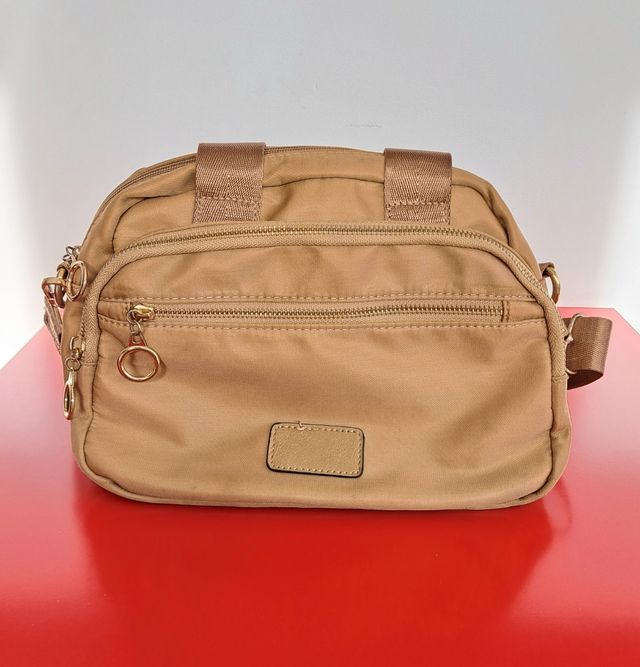 Bolso de tela color beige.