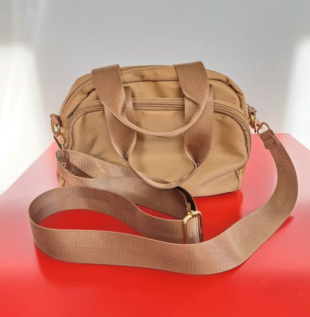 Bolso de tela color beige.
