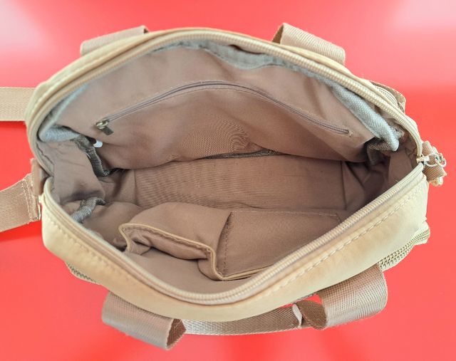 Bolso de tela color beige.
