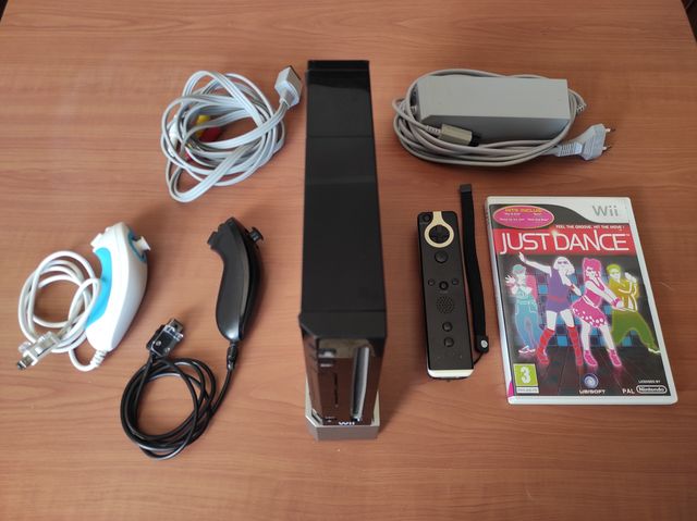 NINTENDO WII + WIIMOTE + 2 NUNCHUK + JUST DANCE