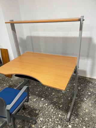 Escritorio con estante