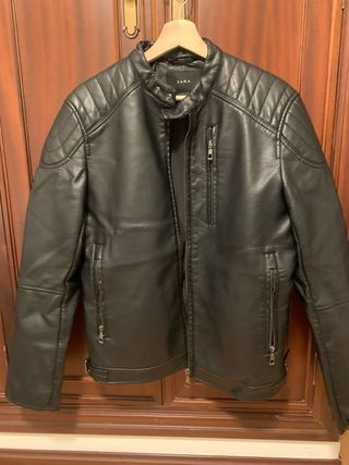 Cazadora negra de hombre de Zara