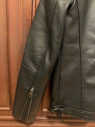 Cazadora negra de hombre de Zara