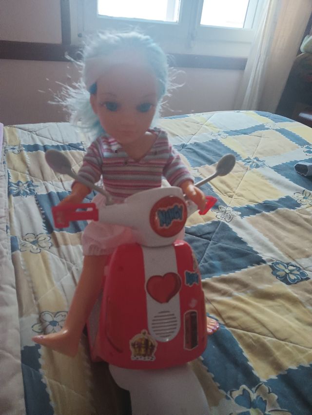Nancy con su moto