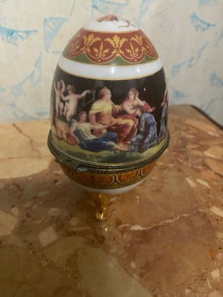 Uovo Fabergé in porcellana decorata imitazione