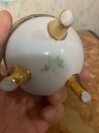 Uovo Fabergé in porcellana decorata imitazione