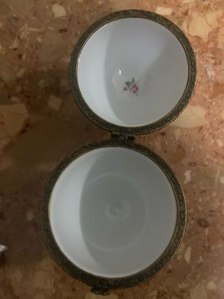 Uovo Fabergé in porcellana decorata imitazione