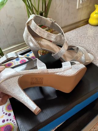Bonita sandalias plateada tacon.