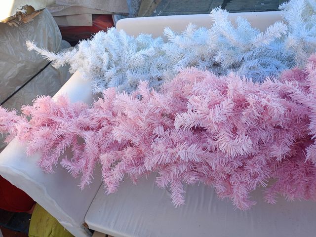 Due alberi di Natale artificiali