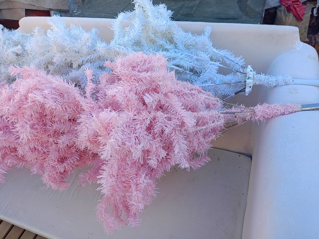 Due alberi di Natale artificiali