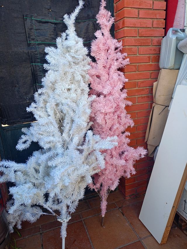 Due alberi di Natale artificiali