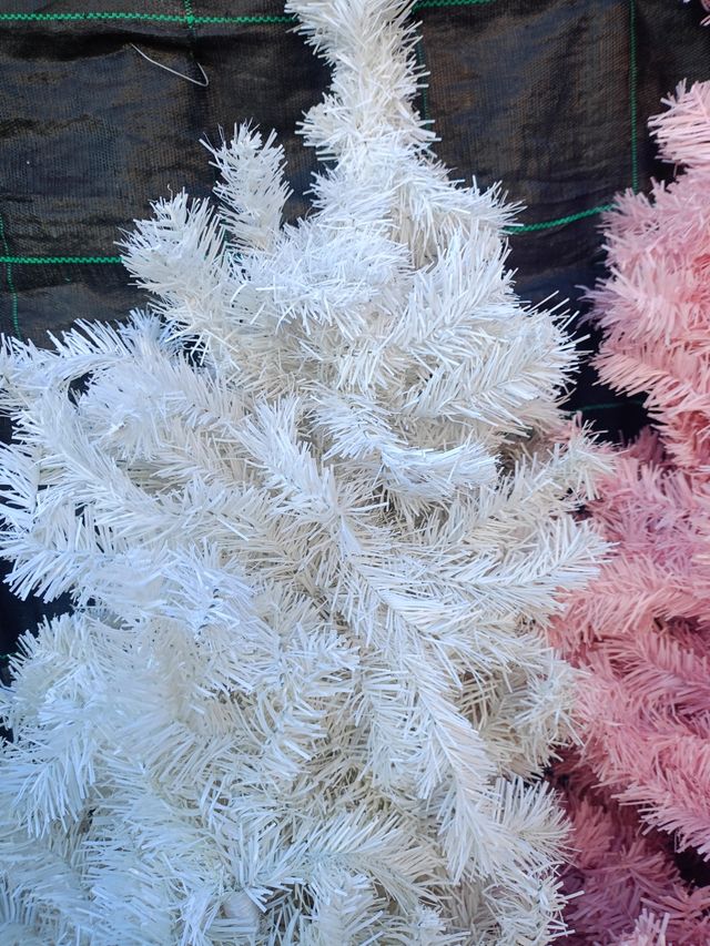 Due alberi di Natale artificiali