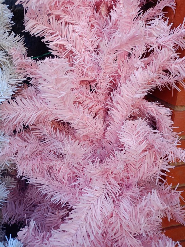 Due alberi di Natale artificiali