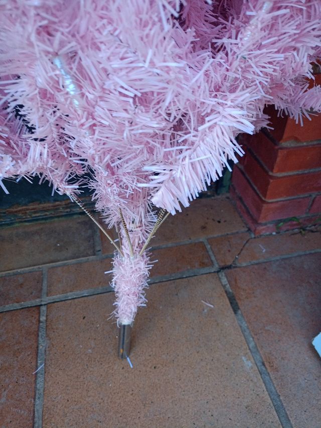 Due alberi di Natale artificiali