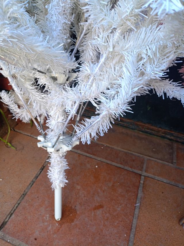 Due alberi di Natale artificiali