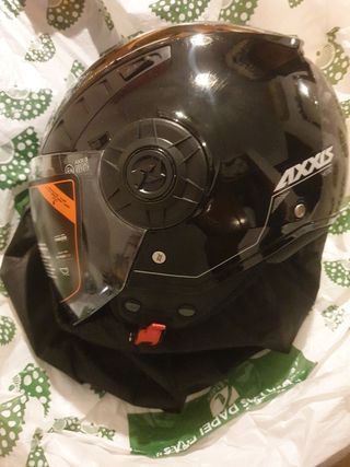 Cazadora de moto y casco y baul rent con su enclaj
