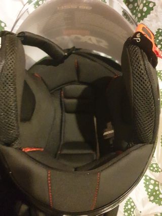 Cazadora de moto y casco y baul rent con su enclaj