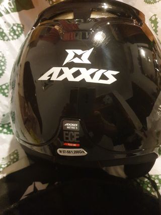 Cazadora de moto y casco y baul rent con su enclaj