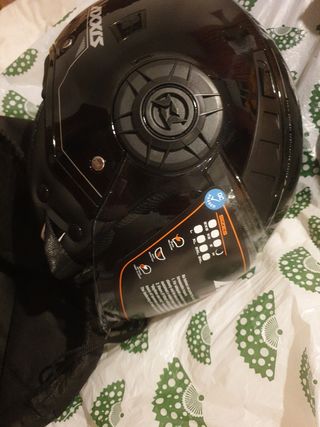 Cazadora de moto y casco y baul rent con su enclaj