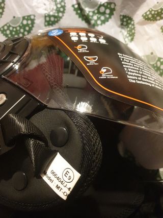 Cazadora de moto y casco y baul rent con su enclaj