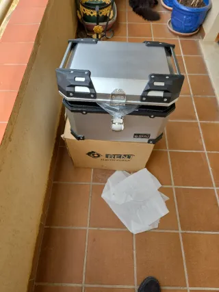 Cazadora de moto y casco y baul rent con su enclaj
