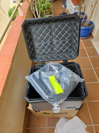 Cazadora de moto y casco y baul rent con su enclaj