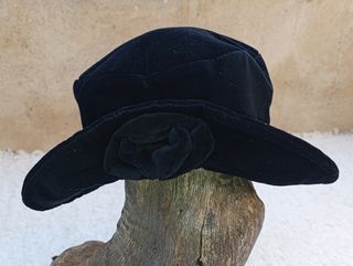 Sombrero de terciopelo negro