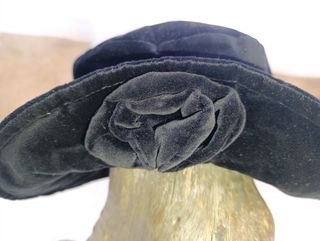 Sombrero de terciopelo negro