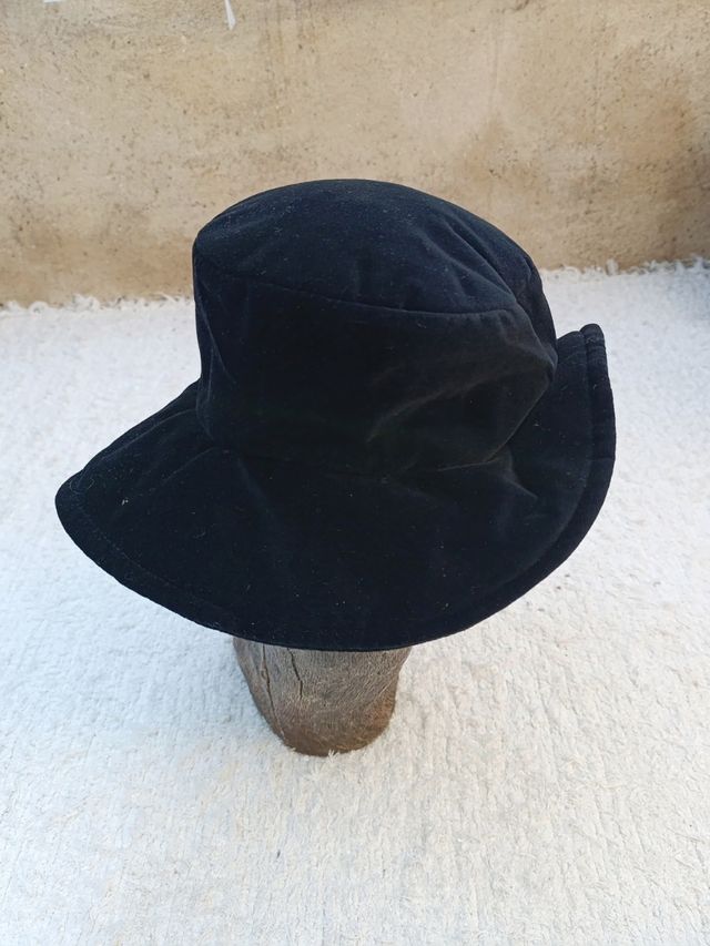 Sombrero de terciopelo negro