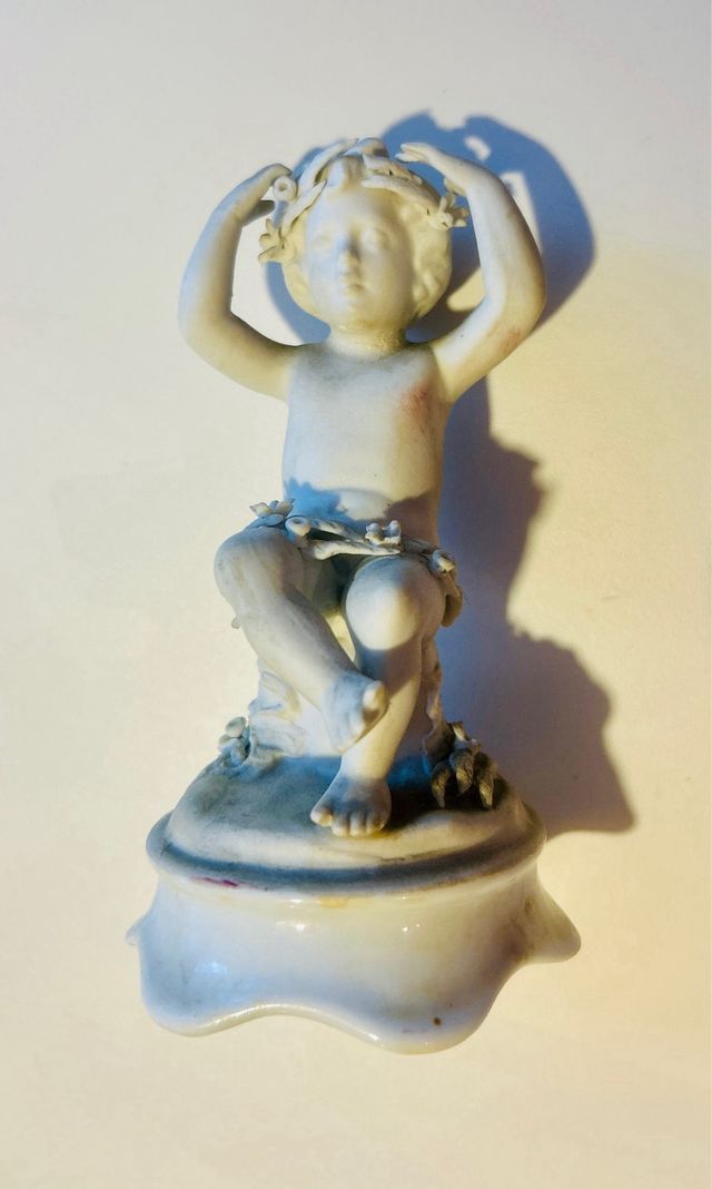 Precioso Biscuit Niño Alegoría Primavera.