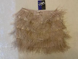 Minifalda de plumas