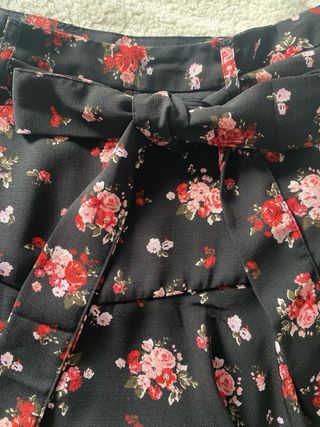Falda negra con flores 