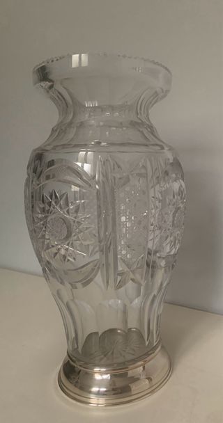 Jarron de cristal tallado con pie de plata