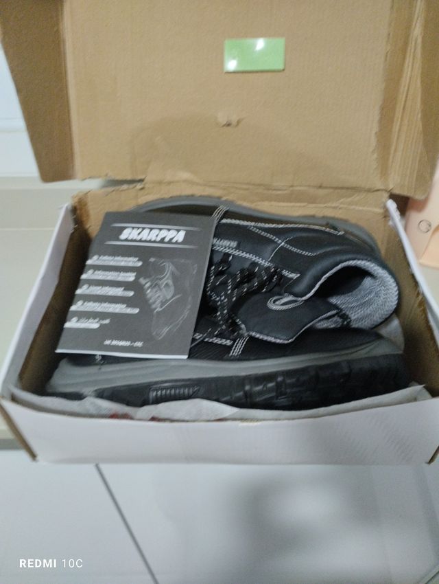 Botas de seguridad número 39.