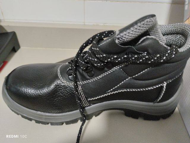 Botas de seguridad número 39.
