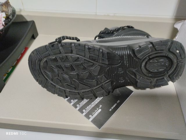 Botas de seguridad número 39.