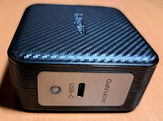 Laptop e caricabatterie mobile veloce da 140 W