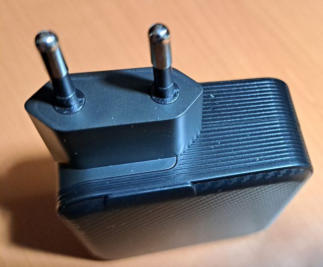 Cargador para portátil y móviles rápido 140W