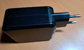 Laptop e caricabatterie mobile veloce da 140 W