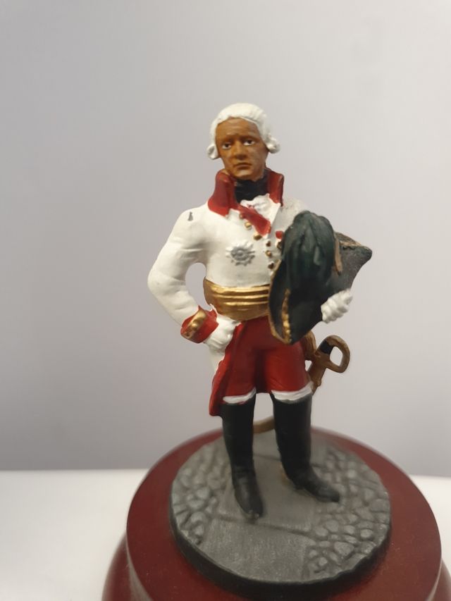 Statua in metallo con base in legno