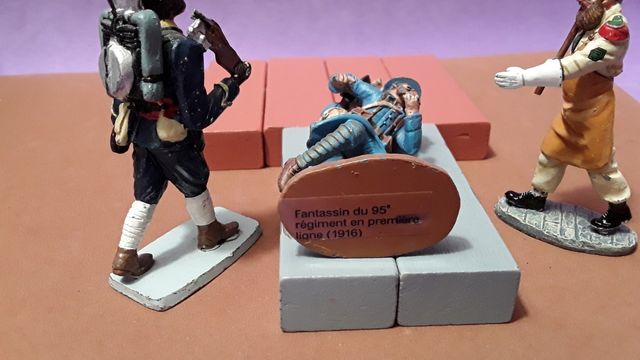 Lote de tres soldaditos de plomo