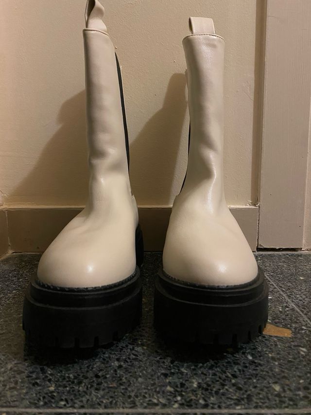 Botas blancas y negras